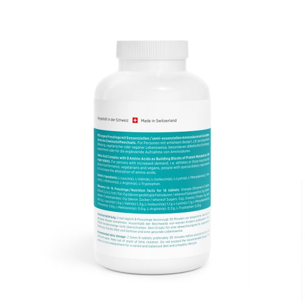 Auf einer weißen Plastikflasche mit der Aufschrift „Amino Vida“ Aminosäuren-Kapseln in deutscher und englischer Sprache und blauem und schwarzem Text sind Produkt- und Inhaltsstoffdetails, ein kleines Schweizer Flaggensymbol und oben „Made in Switzerland“ zu sehen.