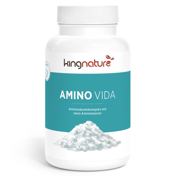 Eine weiße Plastikflasche mit der Aufschrift „kingnature AMINO VIDA“ weist auf der Vorderseite einen blaugrünen Abschnitt, deutschen Text und das Bild eines weißen Pulverhaufens auf, was darauf hinweist, dass sie ein Aminosäurepräparat für die tägliche Ernährung enthält.