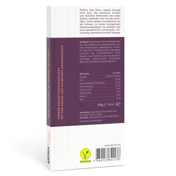 Die Rückseite einer weißen Schokoladentafel mit deutschem Text, Nährwertangaben, Zutaten, Vegan-Label und einem Strichcode. Auf den Seiten ist der Produktname zu sehen: Vegane Edelbitterschokolade mit Kakao und usbekischer Aroniabeeren.