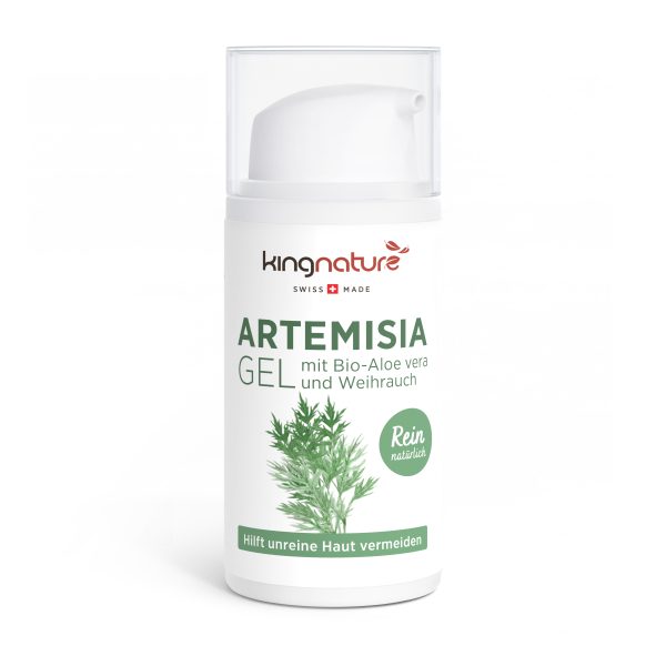 Eine weiße Pumpflasche mit der Aufschrift Artemisia Gel 30 ml mit grünen Kräutermotiven und einem grünen Kreis mit der Aufschrift „Rein natürlich“. Enthält Bio-Aloe Vera und Weihrauch. Jetzt Artemisia Gel 30ml kaufen.
