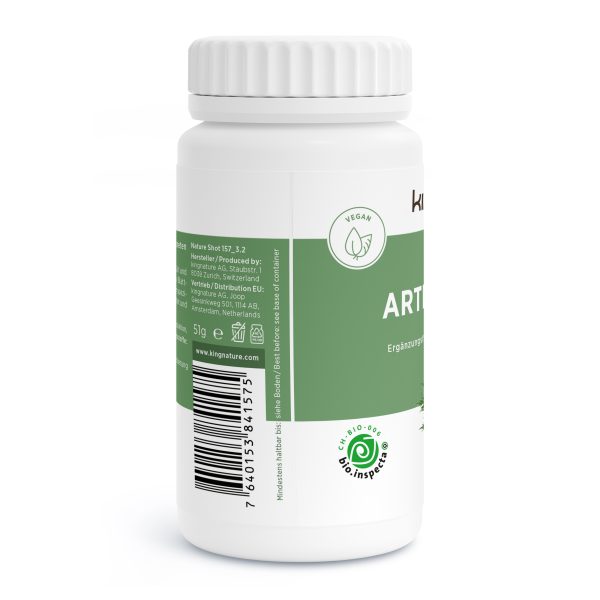 Artemisia-PET_v3.2-Side Eine weiße Plastikflasche mit grünem Etikett mit Vegan-Symbol, Barcode und deutschem Text. Das Etikett zeigt Zertifizierungslogos und Produktdetails. Der gerippte Verschluss ist weiß.