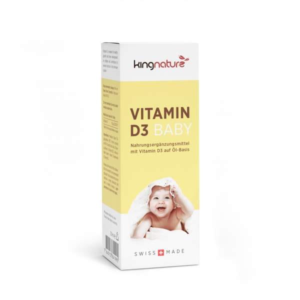 Eine Packung Kingnature Vitamin D3 Baby zeigt ein lächelndes Baby in einem Handtuch. Die weiß-gelbe Verpackung trägt den deutschen Text „Vitamin D für Baby“, ein Swiss Made-Label, und hebt den Produktnamen hervor: Vitamin D3 Baby.
