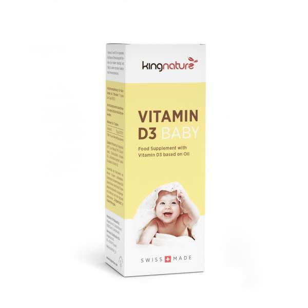 Eine Schachtel Vitamin D3-Babynahrungsergänzungsmittel mit einem lächelnden Baby unter einer weißen Decke auf der gelb-weißen, in der Schweiz hergestellten Verpackung, ideal als Vitamin D für Babys.