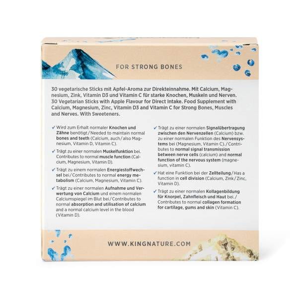 Eine Schachtel mit der Aufschrift „FÜR STARKE KNOCHEN“ präsentiert den Calcium Shot – ein natürliches Kalziumpräparat mit Magnesium, Zink und Vitamin D3 für Knochen, Muskeln und Nerven – mit einer Beschreibung der Inhaltsstoffe und Vorteile auf Deutsch und Englisch. Website: kingnature.com.