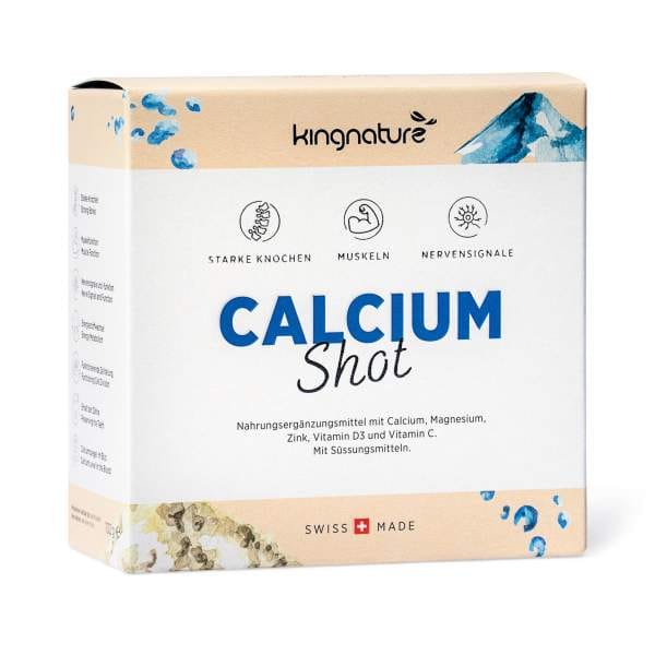 CALCIUM SHOT front01 Eine Schachtel Calcium Shot, ein in der Schweiz hergestelltes natürliches Kalziumpräparat für starke Knochen, Muskeln und Nerven, angereichert mit Magnesium, Zink, Vitamin D3 und C; mit blauen und natürlichen Designelementen.