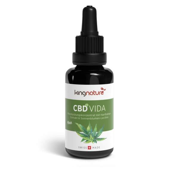 CBDVIDA_Bottle copy CBD Vida wird in einer schwarzen Tropfflasche mit Pipette geliefert und verfügt über ein grün-weißes Etikett mit einem Hanfblatt, dem Namen CBD Vida by kingnature und Swiss Made.