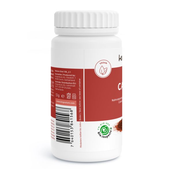 Eine weiße Flasche mit rotem Etikett, auf dem deutscher Text, ein Vegan-Symbol und ein grünes Bio-Kontrolllogo zu sehen sind. Der gerippte weiße Verschluss und der Barcode an der Seite unterstützen vegane Entscheidungen.