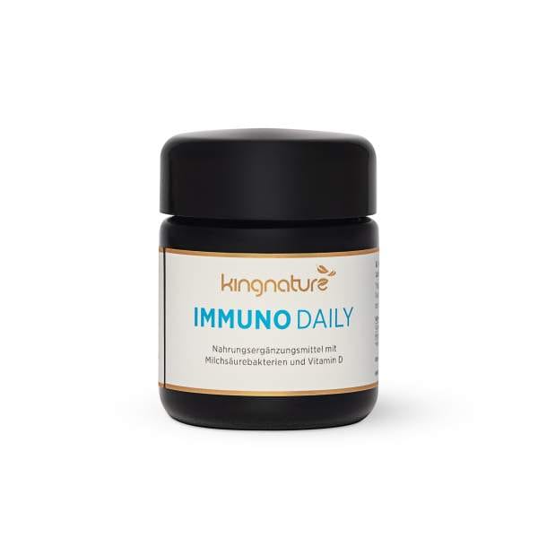 Ein dunkles Glas mit der Aufschrift „Kingnature Immuno Daily“, einem Nahrungsergänzungsmittel mit Milchsäurebakterien und Vitamin D zur täglichen Unterstützung des Immunsystems. Das weiße Etikett ist mit blauem und orangefarbenem Text versehen.