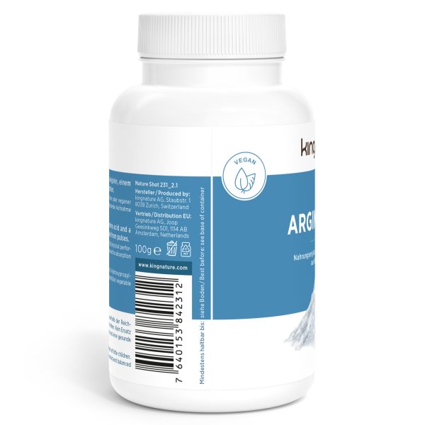 L-Arginin-Vida_v2.1-Side Eine weiße Plastikflasche mit der Aufschrift „Arginin Vida“ und einem blauen Etikett mit einem veganen Symbol, einem Barcode, Herstellerangaben und Produktinformationen. Ideal für alle, die L-Arginin kaufen möchten.