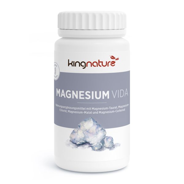 Magnesium-Vida_v3.5-Front Eine weiße Flasche mit der Aufschrift „kingnature MAGNESIUM VIDA“ mit Magnesiumkristallen auf der Vorderseite. Auf dem Etikett sind Magnesiumtaurat, Magnesiumchlorid, Magnesiummalat und Magnesiumcarbonat hervorgehoben. Nahrungsergänzung aus der Schweiz.