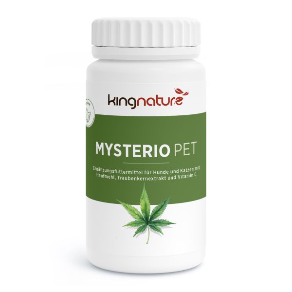 Mysterio-PET_v3.2-Front Eine weiße Flasche mit der Aufschrift „kingnature MYSTERIO PET“ mit einem grünen Abschnitt, einem Hanfblattbild und deutschem Text, der darauf hinweist, dass es sich um ein Ergänzungsmittel für Hunde und Katzen handelt, das Hanföl, Traubenkernextrakt, Vitamin C und Nährstoffe enthält.