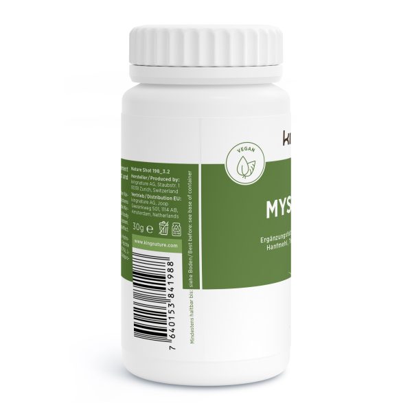 Mysterio-PET_v3.2-Side Eine weiße Plastikflasche mit grün-weißem Etikett, auf dem sich ein Vegan-Symbol, ein Barcode und Produktinformationen in deutscher Sprache befinden; der geriffelte Verschluss sorgt für einen guten Griff.