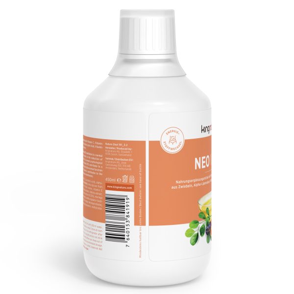 NeoVital_v3.1_Side Eine weiße Plastikflasche mit weißem Verschluss und orangefarbenem Etikett mit der Aufschrift „NEO“ und einem Siegel mit deutschem Text. Das Etikett enthält außerdem Abbildungen von Gemüse, einen Barcode und ein Nahrungsergänzungsmittel-Logo.