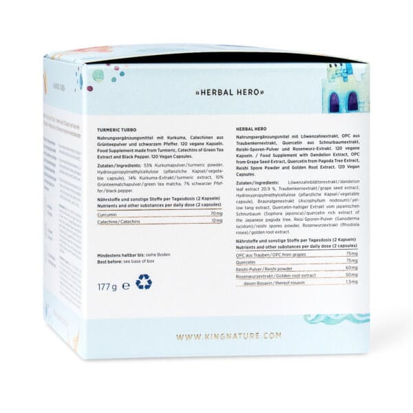 RECOVERY BOX Kids Packshot Side 1 Eine Schachtel mit der Aufschrift „Recovery Box Kids“ enthält Informationen zum Nahrungsergänzungsmittel auf Deutsch und Englisch, darunter Zutaten, Portionsgrößen und Nährwerte. Die Schachtel ist mit einem Recyclingsymbol, einer Website-URL und einem hellblauen Illustrationsdesign versehen.