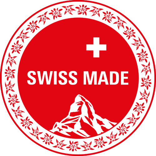 Swiss_Made_in_Switzerland_II Ein rotes, rundes Schild mit der Aufschrift „SWISS MADE“ in Weiß, darüber ein weißes Kreuz, darunter eine Bergillustration und ein Rand mit einer Edelweißblüte – ideal für alle, die Aronia Schokolade kaufen möchten.