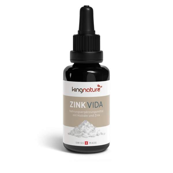 Eine kleine Tropfflasche aus dunklem Glas mit der Aufschrift „Zink Vida“, einem Nahrungsergänzungsmittel mit Histidin und Zink, trägt unten die Aufschrift „Zink-Tropfen“, ein Bild von weißem Pulver und das Etikett „Swiss Made“.