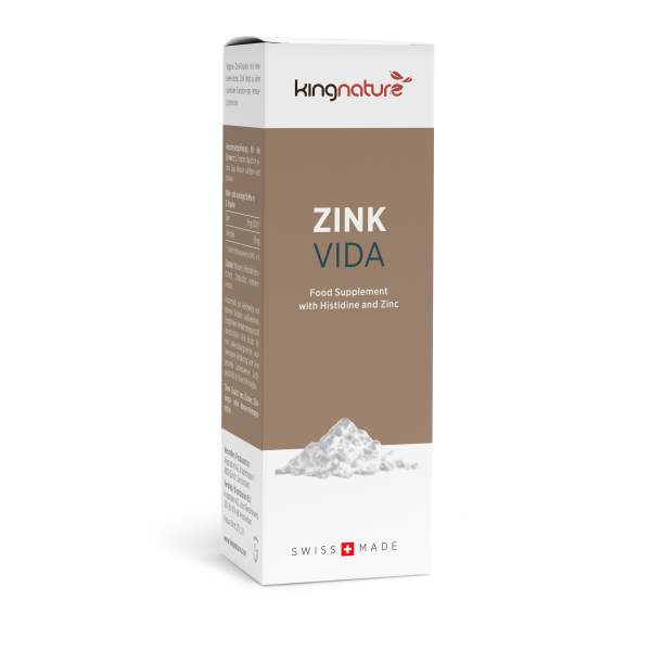 Eine weiß-braune Schachtel mit der Aufschrift „Zink Vida“, einem in der Schweiz hergestellten Nahrungsergänzungsmittel mit Histidin und Zink. Die Vorderseite zeigt einen weißen Pulverhaufen, an der Seite Nährwertangaben und hebt die Zink-Tropfen-Formel hervor.