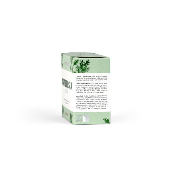 Eine grün-weiße rechteckige Schachtel mit der Aufschrift „Artemisia Shot“, mit Informationen zu Inhaltsstoffen und Anwendung in deutscher Sprache sowie Blattabbildungen oben und an den Seiten, präsentiert auf einem schlichten weißen Hintergrund. Artemisia Shot kaufen.